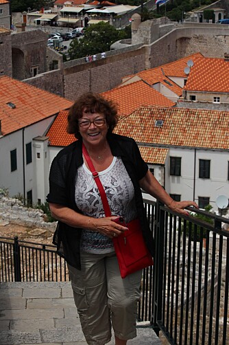 Solveig Marie Meli Hval (72):
Hva er det beste ved å være på cruise?
– Seiling på kveld og natt, opplevelser på land om dagen. Deilig å bo på et flytende hotell med et vell av aktivitetstilbud om bord og deilig mat. Og hyggelig betjening.
Kunne du tenkt deg å dra på cruise igjen?
– Ja. Solveig Marie Meli Hval (72):
Hva er det beste ved å være på cruise?
– Seiling på kveld og natt, opplevelser på land om dagen. Deilig å bo på et flytende hotell med et vell av aktivitetstilbud om bord og deilig mat. Og hyggelig betjening.
Kunne du tenkt deg å dra på cruise igjen?
– Ja.