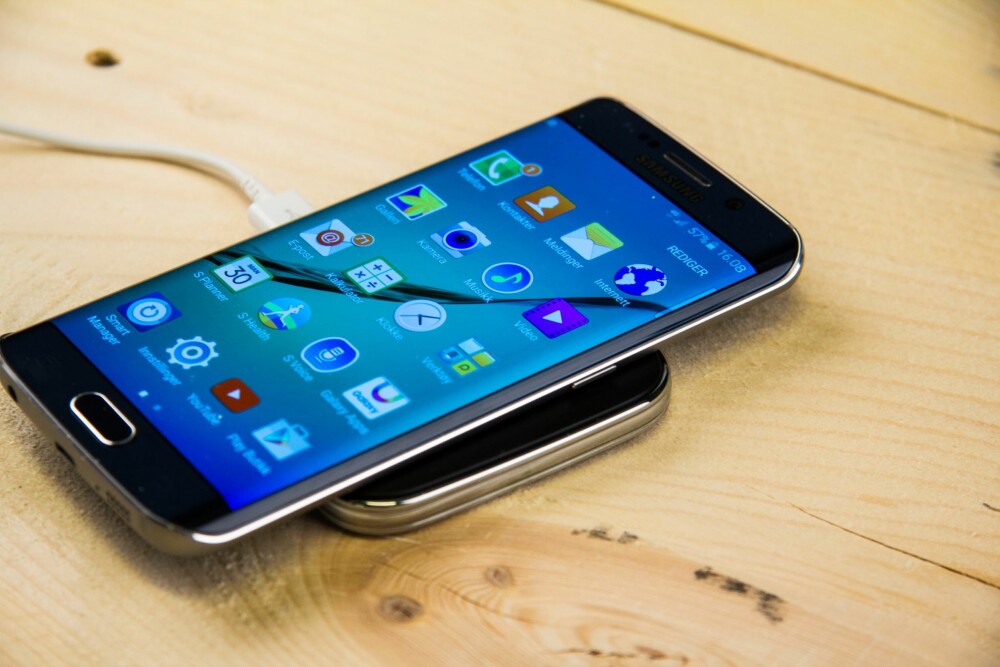 TRÅDLØS: Galaxy S6 støtter de to vanligste standardene for trådløs lading. Det gjør lading enkelt og brukervennlig.