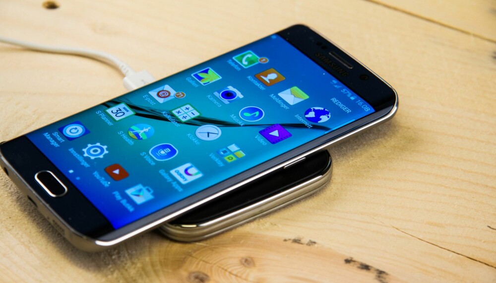 TRÅDLØS: Galaxy S6 støtter de to vanligste standardene for trådløs lading. Det gjør lading enkelt og brukervennlig. TRÅDLØS: Galaxy S6 støtter de to vanligste standardene for trådløs lading. Det gjør lading enkelt og brukervennlig.