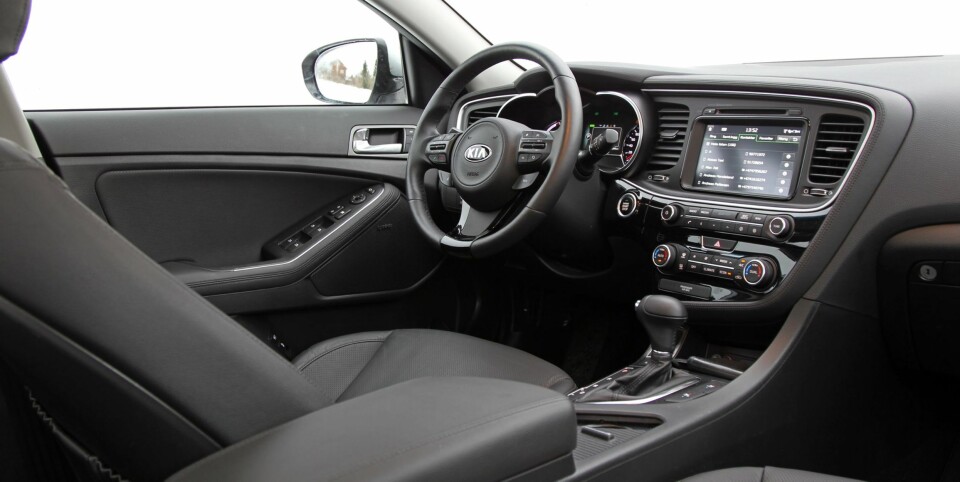 PÅ HØYDE: Kia har de siste årene tatt sjumilssteg både på eksteriør- og interiørdesign, og ikke minst på brukervennlighet og opplevd kvalitet. Førermiljøet i koreanske Kia Optima står ikke tilbake for konkurrenter fra Japan og Tyskland.