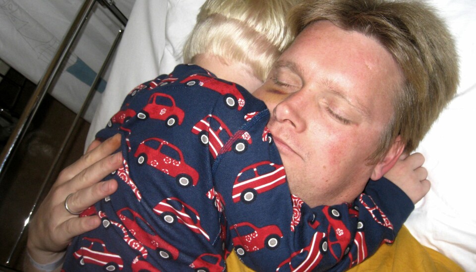 TRØSTER PAPPA: Når pappa må være på sykehus kryper Victor gjerne opp i sengen for å trøste.