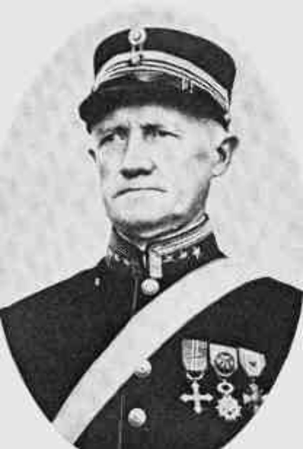 Oberst Birger K. Eriksen ga ordre om ild mot Blücher og forsinket okkupasjo-nen av Oslo med nærmere ett døgn. Han skaffet dermed Kongen, Regjeringen og Stor-tinget det nødvendige tidsvinduet til å forlate Oslo. Men han ga opp motstanden etter det.