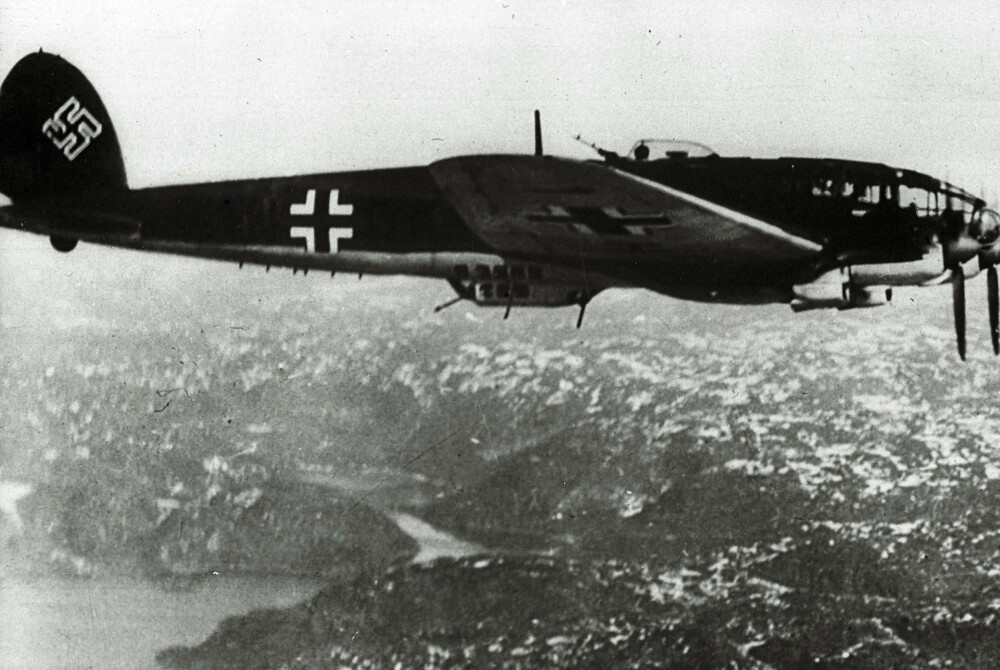 På vei mot Norge med fiendtlige hensikter: Flyet er fotografert av en vanlig soldat gjennom vinduet i et annet fly.