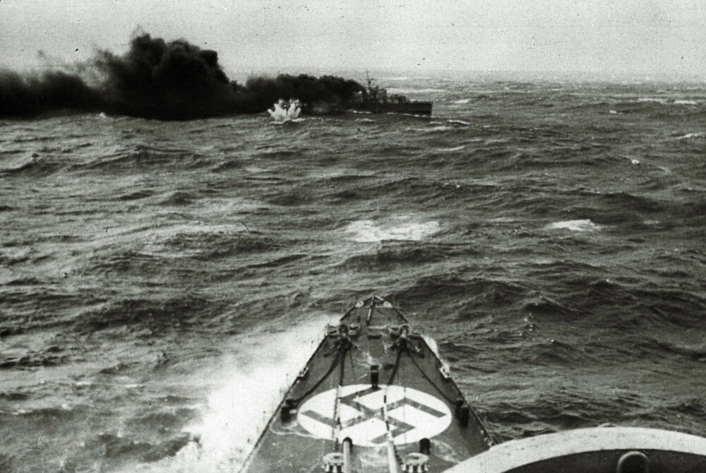 Den britiske krysseren «Glowworm» drev minelegging langs norskekysten 8. april 1940, da den ble oppdaget av den tunge krysseren «Admiral Hipper». I sammenstøtet som fulgte, ble britene senket.  Bildet stammer fra en soldat som var om bord på Hipper.