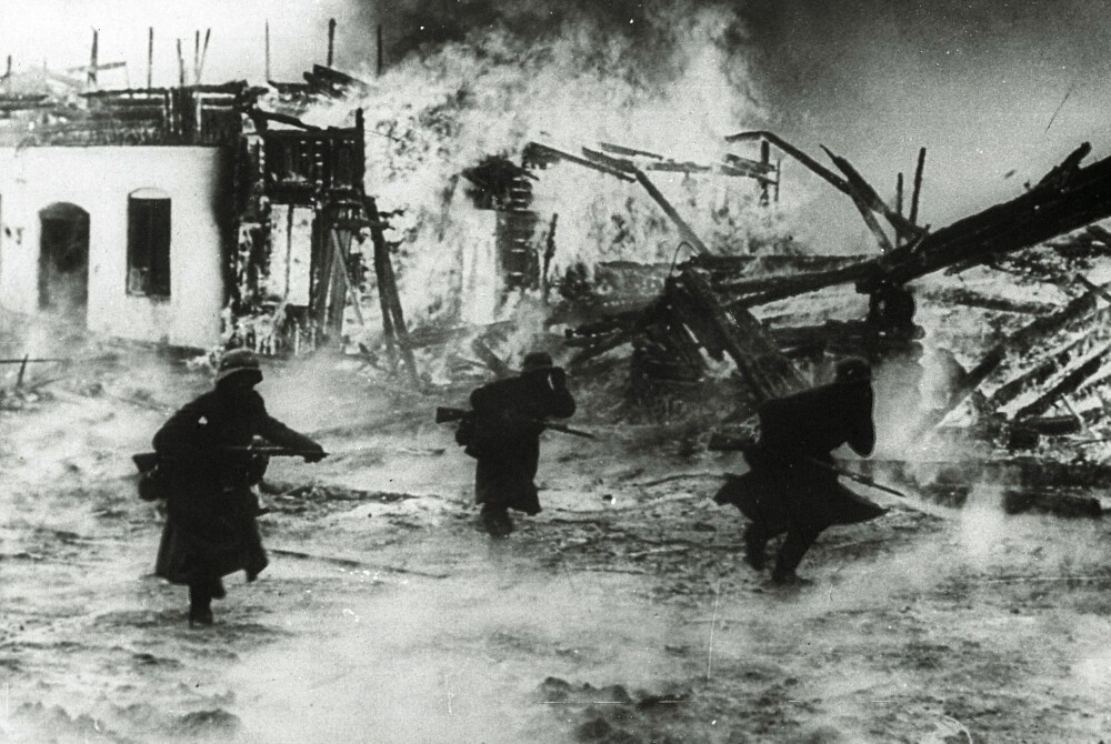 flammenes rov: Mange hus – blant annet Klækken Hotell – ble flammenes rov under de voldsomme kampene.