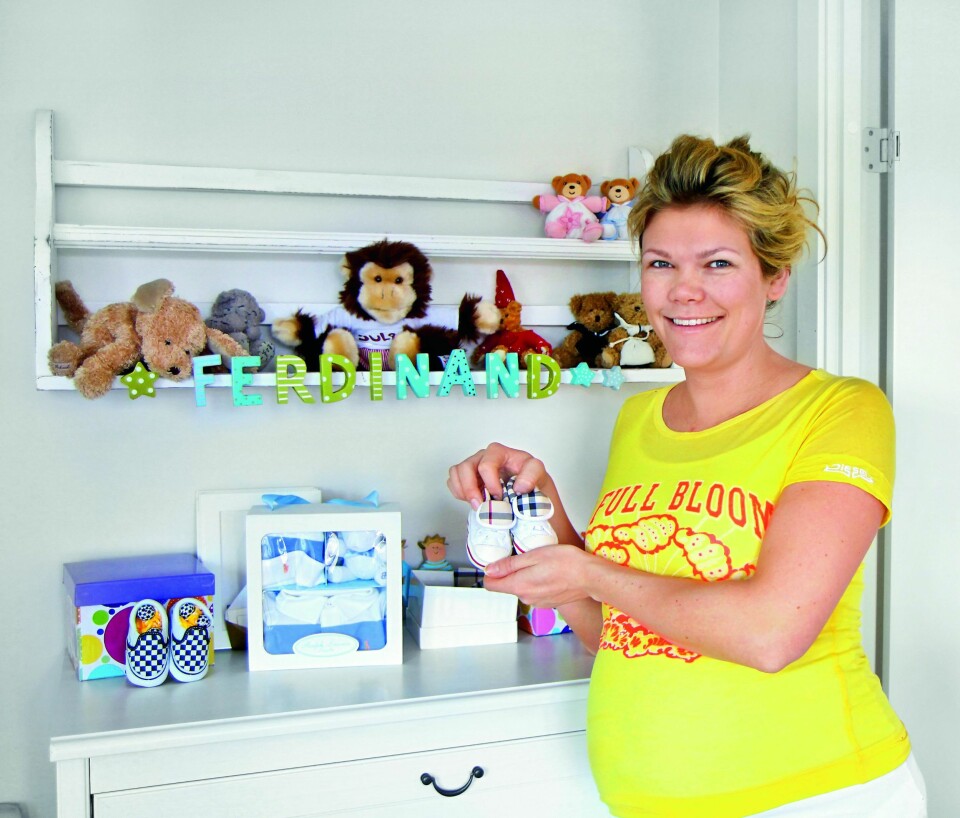 FORVENTNING: Lene med små sko og store forventninger på Ferdinands rom, før fødselen.