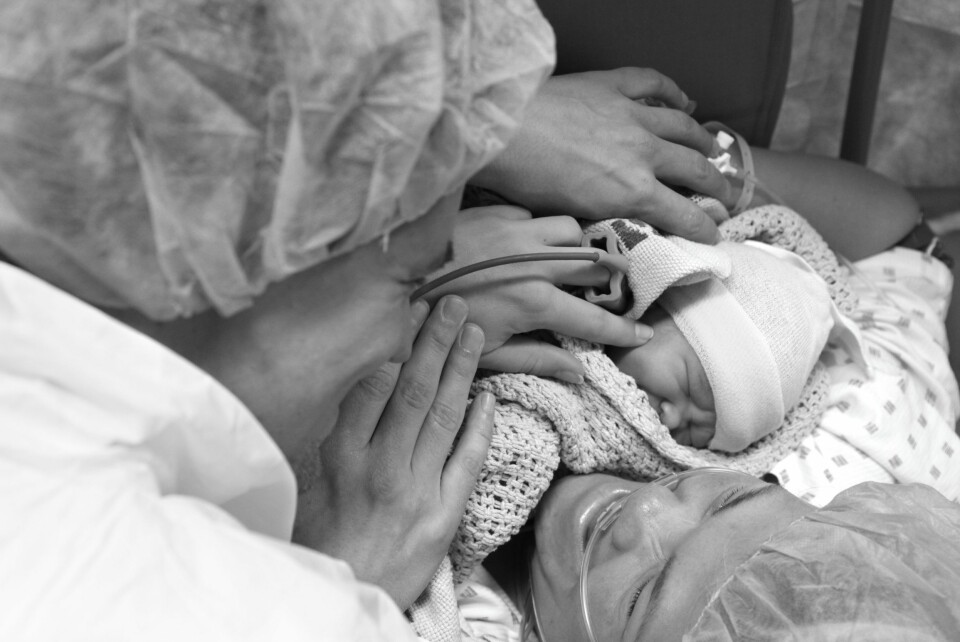 LYKKEN ER: En nydelig sønn på mammas bryst. Espen og Lenes smil forteller alt. Det var dette de hadde drømt om. Å bli en familie.