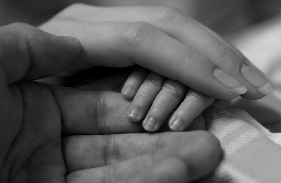 KJÆRLIGHET: Ferdinands vesle hånd i mammas og pappas.