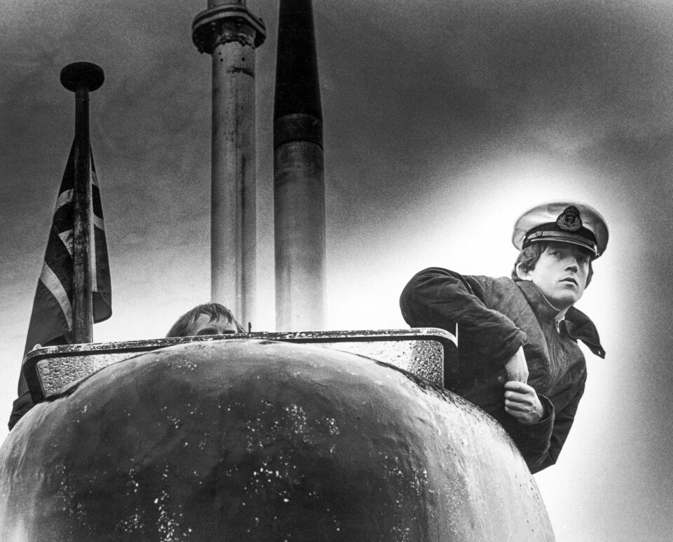 INGEN VISSTE: Her er kapteinsløytnant John på broen i 1980. Om bord kunne han ikke kle seg om, men i land tok han på seg kvinneklær. Det var en ensomt liv.