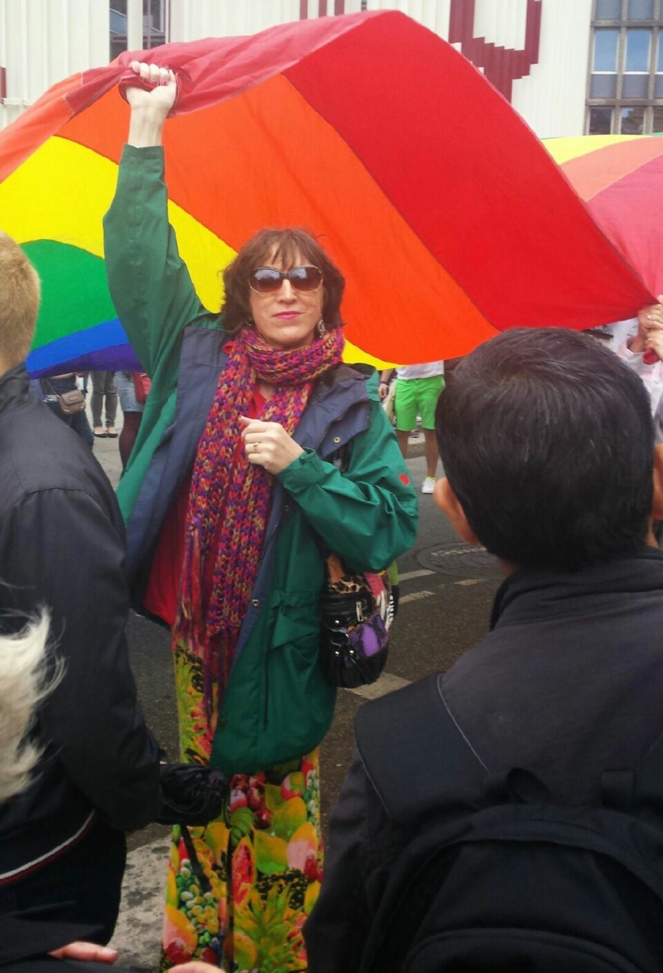 FORKJEMPER: Ved Euro Pride-paraden i juni i fjor var Jeanette flaggbærer.
