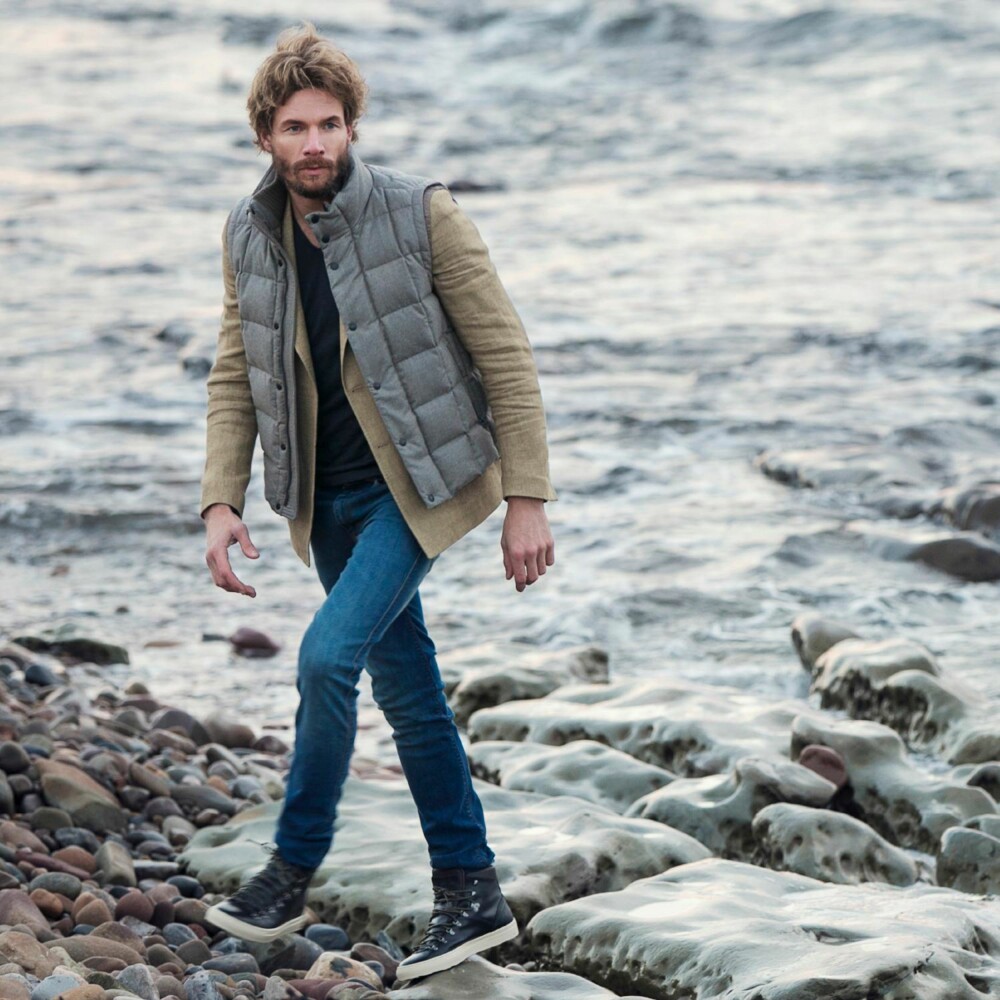 EN SAFE STIL SOM TREFFER MANGE MENN: Stylist Eirik Mogseth beskriver stilen som veldig in nå, men advarer om at den fort kan bli litt for vinterlig i mai. Dunvest fra Moncler/Høyer Eger, kr 5999. Jakke fra Sand, kr 2400. Genser fra Sand, kr 1200. Belte fra NN07, kr 999. Sko fra Diemme, kr 2490. FOTO: Janne Rugland STYLING: Elisa Røtterud og Stian Tjernsmo EN SAFE STIL SOM TREFFER MANGE MENN: Stylist Eirik Mogseth beskriver stilen som veldig in nå, men advarer om at den fort kan bli litt for vinterlig i mai. Dunvest fra Moncler/Høyer Eger, kr 5999. Jakke fra Sand, kr 2400. Genser fra Sand, kr 1200. Belte fra NN07, kr 999. Sko fra Diemme, kr 2490. FOTO: Janne Rugland STYLING: Elisa Røtterud og Stian Tjernsmo