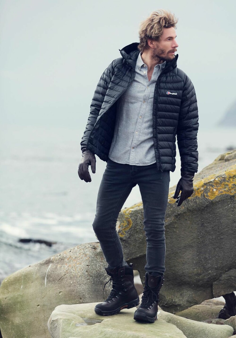 LETTDUNJAKKEN: Et basisplagg alle menn bør ha i garderoben, mener stylistene. Dunjakke fra Berghaus, kr 3555. SKjorte fra NN07, kr 1099. Jeans fra Mardou&Dean, kr 1099. Støvler fra Viking footwear, kr 3099. FOTO: Janne Rugland STYLING: Elisa Røtterud og Stian Tjernsmo LETTDUNJAKKEN: Et basisplagg alle menn bør ha i garderoben, mener stylistene. Dunjakke fra Berghaus, kr 3555. SKjorte fra NN07, kr 1099. Jeans fra Mardou&Dean, kr 1099. Støvler fra Viking footwear, kr 3099. FOTO: Janne Rugland STYLING: Elisa Røtterud og Stian Tjernsmo