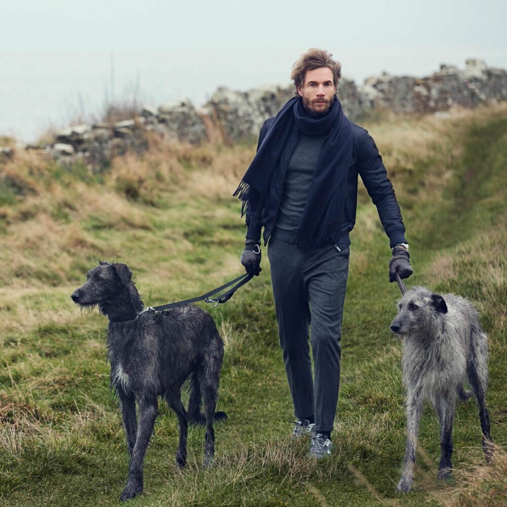 UT I NATUREN: La deg inspirere av moteserien fra herremagasinet Mann. Jakke fra Sand, kr 2499. Skjerf fra Luca Moretti/Høyer Eger, kr 899. Bukser fra Dundop, kr 3499. Sneakers fra Nike, kr 1399. Hansker fra Royal Republic/Høyer Strømmen, kr 699. Sokker fra Falke, kr 199. FOTO: Janne Rugland STYLING: Elisa Røtterud og Stian Tjernsmo UT I NATUREN: La deg inspirere av moteserien fra herremagasinet Mann. Jakke fra Sand, kr 2499. Skjerf fra Luca Moretti/Høyer Eger, kr 899. Bukser fra Dundop, kr 3499. Sneakers fra Nike, kr 1399. Hansker fra Royal Republic/Høyer Strømmen, kr 699. Sokker fra Falke, kr 199. FOTO: Janne Rugland STYLING: Elisa Røtterud og Stian Tjernsmo