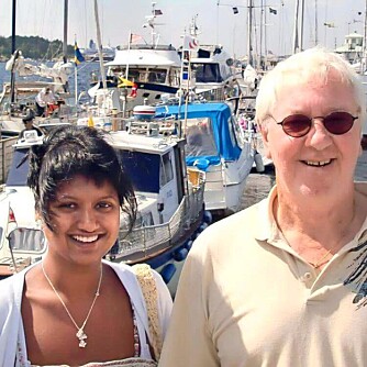 Da Lill mistet faren sin, bestemte hun seg for å reise til Bangladesh. Da Lill mistet faren sin, bestemte hun seg for å reise til Bangladesh.