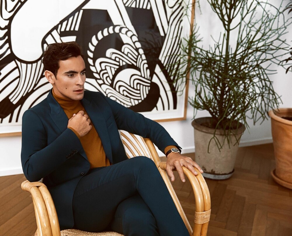 POLOGENSEREN: Nok en sikker garderobeinvestering. - Lag på lag er kult, med pologenser eller klassisk med skjorte og slips, råder sylist Eirik Mogseth. Dress fra Paul Smith, kr 7000. Strikk fra Acne, kr 1700. Klokke fra Sebastian Frost, kr 5850. FOTO: Fredrik Lentz Andersen STYLING: Fredrik Lentz Andersen og Kristine Halken Sørensen POLOGENSEREN: Nok en sikker garderobeinvestering. - Lag på lag er kult, med pologenser eller klassisk med skjorte og slips, råder sylist Eirik Mogseth. Dress fra Paul Smith, kr 7000. Strikk fra Acne, kr 1700. Klokke fra Sebastian Frost, kr 5850. FOTO: Fredrik Lentz Andersen STYLING: Fredrik Lentz Andersen og Kristine Halken Sørensen