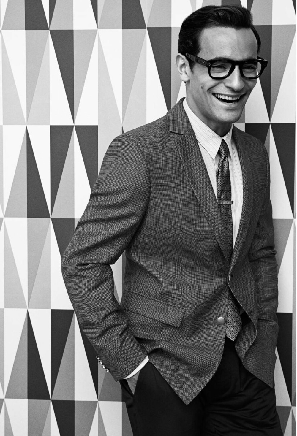 BLAZEREN: En tidløs klassiker som kan kombineres til både dressbukser og mørke jeans. Blazer fra Bruuns Bazaar, kr 3000. Skjorte fra Paul Smith, kr 1400. Slips fra Hermès, kr 1195. Slipsnål fra Louis Vuitton, kr 2200. Bukser fra Whyred, kr 900. Briller fra Céline, kr 3125. FOTO: Fredrik Lentz Andersen STYLING: Fredrik Lentz Andersen og Kristine Halken Sørensen BLAZEREN: En tidløs klassiker som kan kombineres til både dressbukser og mørke jeans. Blazer fra Bruuns Bazaar, kr 3000. Skjorte fra Paul Smith, kr 1400. Slips fra Hermès, kr 1195. Slipsnål fra Louis Vuitton, kr 2200. Bukser fra Whyred, kr 900. Briller fra Céline, kr 3125. FOTO: Fredrik Lentz Andersen STYLING: Fredrik Lentz Andersen og Kristine Halken Sørensen