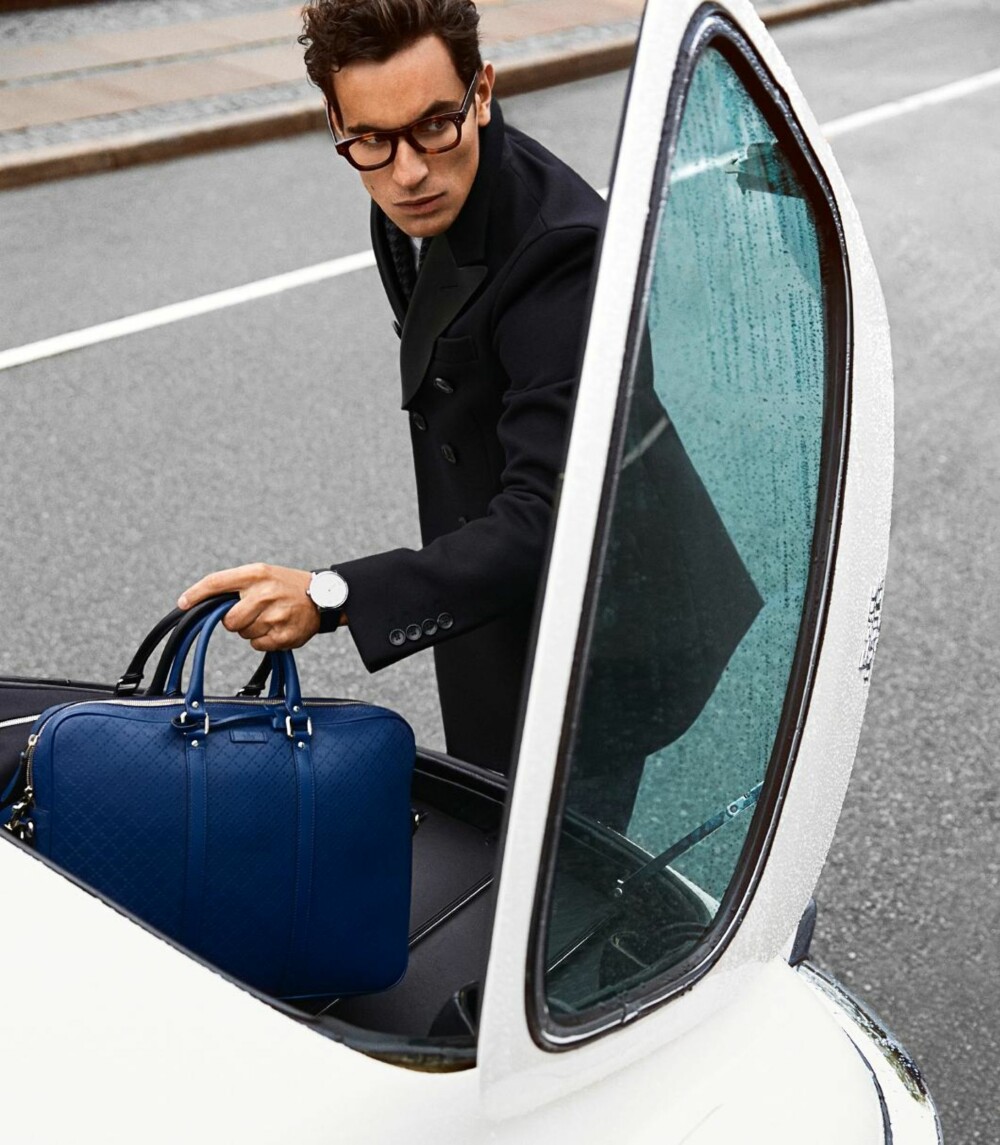 COOL: Frakk fra Gucci, kr 20 875. Genser fra Won Hundred, kr 500. Bukser fra Bruuns Bazaar, kr 1600. Briller fra Céline, kr 3125. Klokke fra Cartier, kr 23 500. Bag fra Louis Vuitton, kr 13 120. FOTO: Fredrik Lentz Andersen STYLING: Fredrik Lentz Andersen og Kristine Halken Sørensen COOL: Frakk fra Gucci, kr 20 875. Genser fra Won Hundred, kr 500. Bukser fra Bruuns Bazaar, kr 1600. Briller fra Céline, kr 3125. Klokke fra Cartier, kr 23 500. Bag fra Louis Vuitton, kr 13 120. FOTO: Fredrik Lentz Andersen STYLING: Fredrik Lentz Andersen og Kristine Halken Sørensen