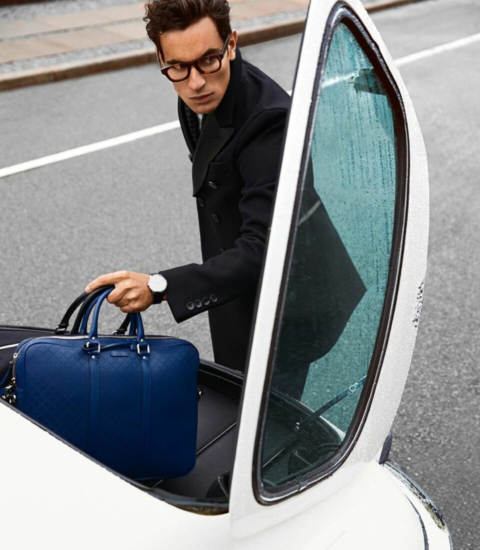 COOL: Frakk fra Gucci, kr 20 875. Genser fra Won Hundred, kr 500. Bukser fra Bruuns Bazaar, kr 1600. Briller fra Céline, kr 3125. Klokke fra Cartier, kr 23 500. Bag fra Louis Vuitton, kr 13 120. FOTO: Fredrik Lentz Andersen STYLING: Fredrik Lentz Andersen og Kristine Halken Sørensen