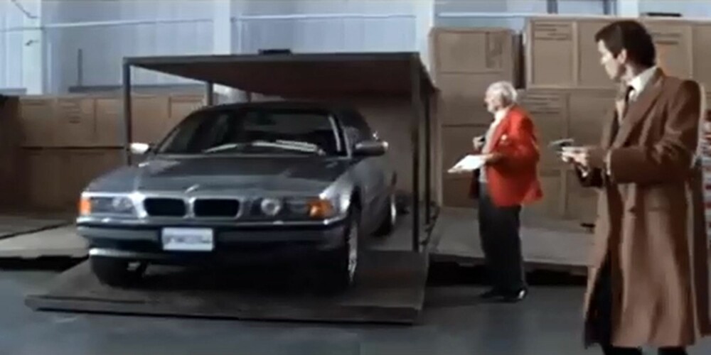 FJERNKONTROLLERT 1.0: James Bond styrer BMW 7-serie (750iL-modell, 1997) med fjernkontroll i filmen "Tomorrow Never Dies". Det satt riktig noen på gulvet inne i bilen og styrte. FOTO: Screenshot