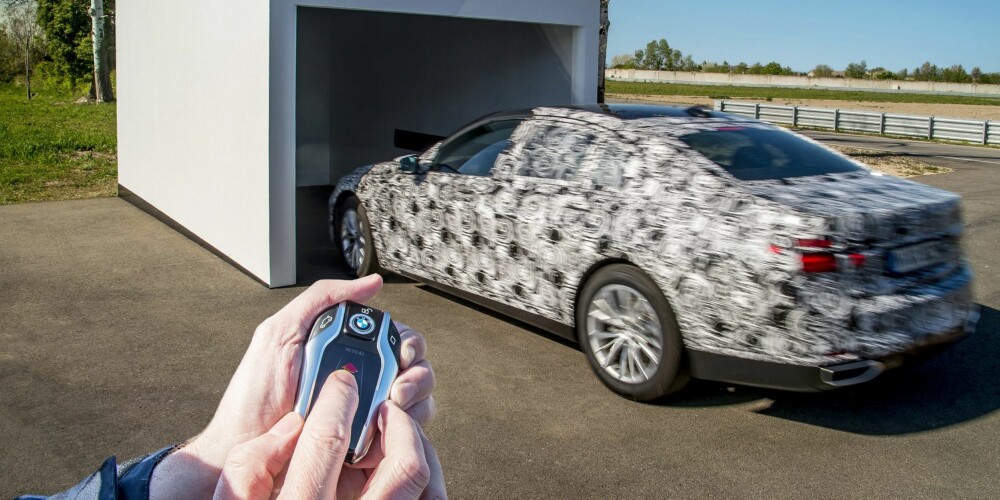 FJERNKONTROLLERT 2.0: Nye BMW 7-serie parkeres ved hjelp av fjernkontroll, og denne gangen uten filmtriks. FOTO: BMW FJERNKONTROLLERT 2.0: Nye BMW 7-serie parkeres ved hjelp av fjernkontroll, og denne gangen uten filmtriks. FOTO: BMW