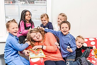 FRISTED: Elisabeth (19) stortrives med å jobbe i barnehage. Fra venstre: Lars Kristian, Sabrina, Emeline, Mira Belle, Mikael og Alexander.