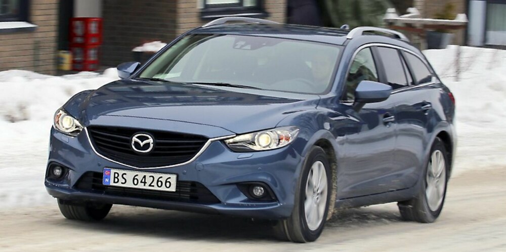 KJØRER BRA: Den nye Mazda6 reagerer kvikt og kontant på styringen, som også formidler god kontakt med underlaget. Dermed kjennes Mazda6 trygg og lettkjørt, selv på glatt vinterføre. FOTO: Terje Bjørnsen