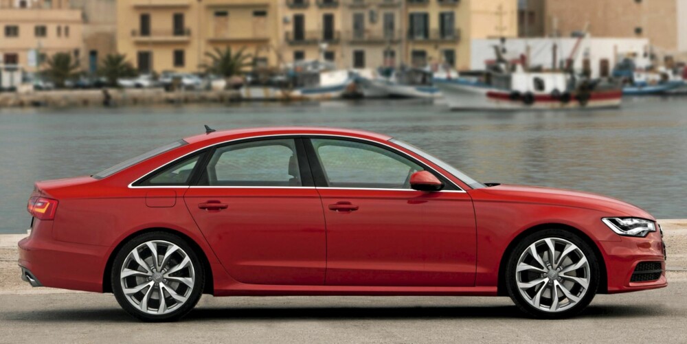 STOR SEDAN: Audi A6 er 492 cm lang og 146 cm høy. Dermed er det duket for langtrukne linjer. Mer av vekten er plassert mellom akslene, og det er gode nyheter for kjøreegenskapene. STOR SEDAN: Audi A6 er 492 cm lang og 146 cm høy. Dermed er det duket for langtrukne linjer. Mer av vekten er plassert mellom akslene, og det er gode nyheter for kjøreegenskapene.