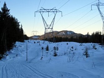 ENERGISK START: Vi lurer oss "bakveien" til Kikut, langs kraftledingene og Bjørnsjøhelvete.