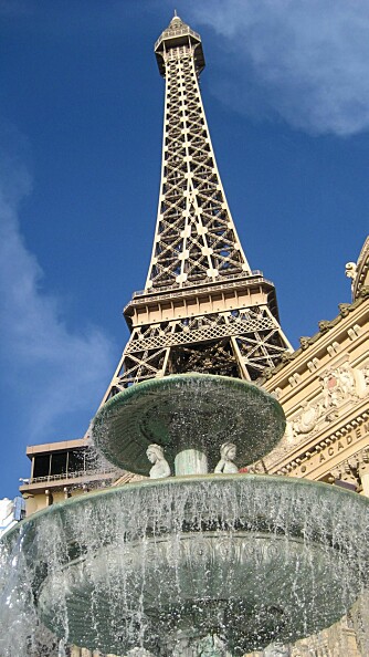 STORT: De fleste av attraksjonene i Las Vegas er rene kopier. Som denne autentiske Eiffeltårn-varianten.