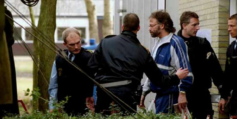 Olofsson føres ut av rettssalen i danske Frederikssund. Dommen på 14 års fengsel for hasjsmugling ble et sjokk selv for den hardkokte gangsteren.
