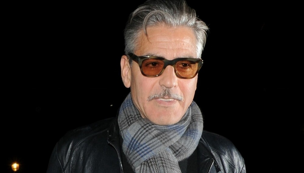 UGJENKJENNELIG: Er det ikke rart hvordan en liten endring på ansiktshår kan endre på en mann kraftig? Her sporter George Clooney en bart inspirert av tidsepoken rundt andre verdenskrig i forbindelse med en filminnspilling.