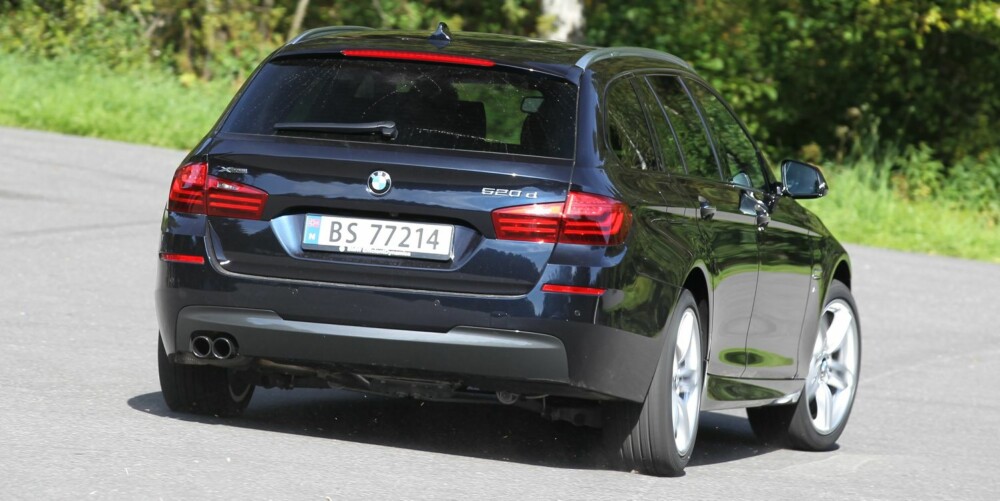 KJØREMESTER: BMW 520d xDrive stikker inn i svingene som en lett kompaktbil. At den veier over 1,9 tonn, er ikke til å tro. FOTO: Petter Handeland