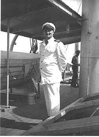 Eldstemann Sverre fikk splintskader i knærne under et bombeangrep på havna i Great Yarmouth, og tjenestegjorde senere i den britiske marinen.