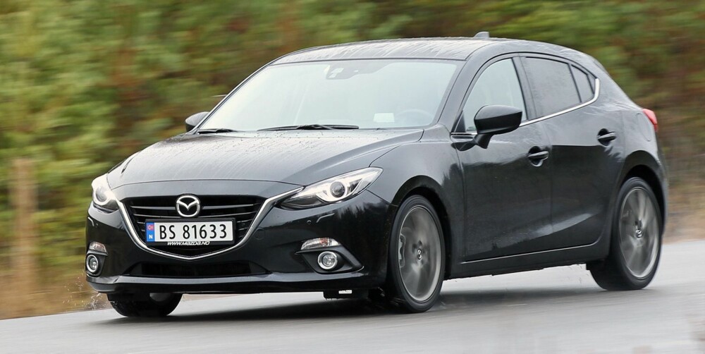 STOR: Med en lengde på 446 cm er Mazda 3 en stor kompaktbil, 10-11 cm lengre enn Ford Focus og VW Golf. Fronten er bred og markert, og den har et langt panser som krummer seg over motorrommet. FOTO: Petter Handeland STOR: Med en lengde på 446 cm er Mazda 3 en stor kompaktbil, 10-11 cm lengre enn Ford Focus og VW Golf. Fronten er bred og markert, og den har et langt panser som krummer seg over motorrommet. FOTO: Petter Handeland