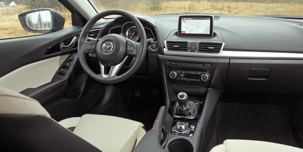 ALT INKLUDERT: I utstyrsgrad Optimum har Mazda 3 mye utstyr; skinn, navigasjon, elektrisk setejustering og lydanlegg fra Bose er noen eksempler. FOTO: Petter Handeland ALT INKLUDERT: I utstyrsgrad Optimum har Mazda 3 mye utstyr; skinn, navigasjon, elektrisk setejustering og lydanlegg fra Bose er noen eksempler. FOTO: Petter Handeland