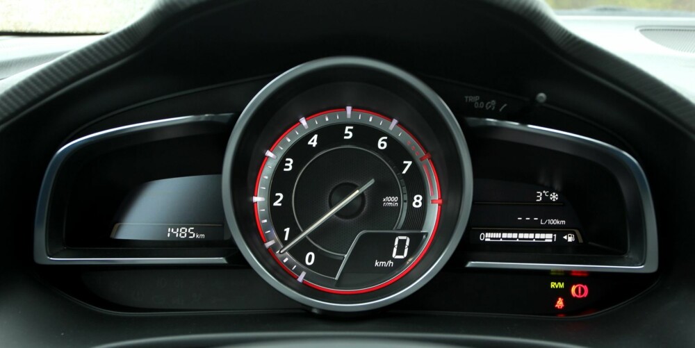 STØRST: Turtelleren er det største instrumentet i Mazda 3-dashbordet. Hastighet vises digitalt, og i topputstyrsserien også på et headup-display som vippes opp fra toppen av dashbordet (utenfor bildet). FOTO: Petter Handeland STØRST: Turtelleren er det største instrumentet i Mazda 3-dashbordet. Hastighet vises digitalt, og i topputstyrsserien også på et headup-display som vippes opp fra toppen av dashbordet (utenfor bildet). FOTO: Petter Handeland