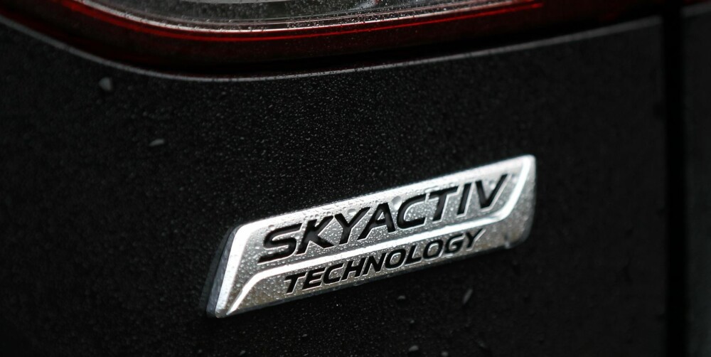 VIRKER: Skyactive er Mazdas navn på det de kaller en helhetlig tenkesett for å redusere vekt og forbruk i nye bilmodeller. Skyactive har en effekt, for vi har aldri tidligere kjørt en bil med toliters bensinmotor som har greid testrunden på 0,55 l/mil. FOTO: Petter Handeland VIRKER: Skyactive er Mazdas navn på det de kaller en helhetlig tenkesett for å redusere vekt og forbruk i nye bilmodeller. Skyactive har en effekt, for vi har aldri tidligere kjørt en bil med toliters bensinmotor som har greid testrunden på 0,55 l/mil. FOTO: Petter Handeland
