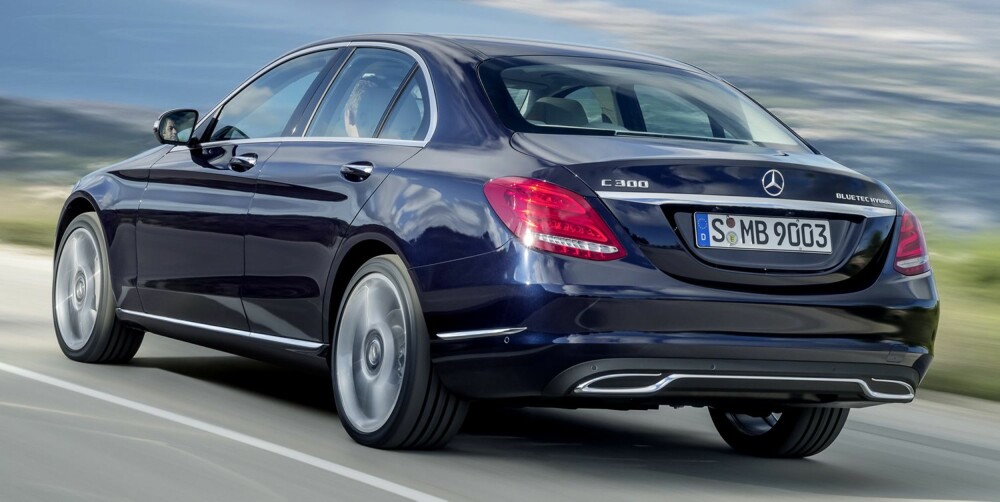 GJERRIGERE: Nye C-klasse kan settes opp med mye sikkerhetsutstyr og kommer nå også med en 1,6 liters diesel med kompressor. FOTO: Daimler AG GJERRIGERE: Nye C-klasse kan settes opp med mye sikkerhetsutstyr og kommer nå også med en 1,6 liters diesel med kompressor. FOTO: Daimler AG