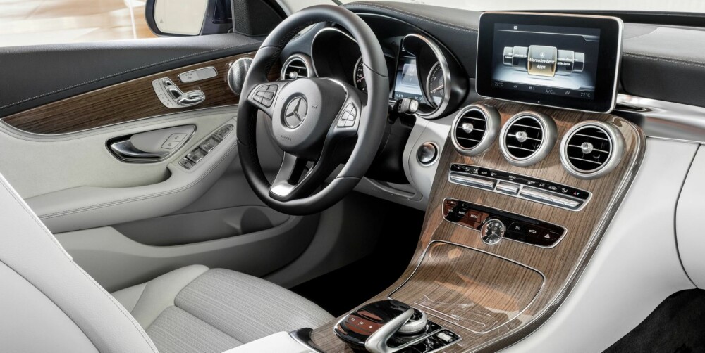 MYE NYTT: Nye C-klasse kommer med ny touchpad for infotainment-systemet. I motsetning til S-klasse kommer C-klasse også med head-up display. FOTO: Daimler AG MYE NYTT: Nye C-klasse kommer med ny touchpad for infotainment-systemet. I motsetning til S-klasse kommer C-klasse også med head-up display. FOTO: Daimler AG