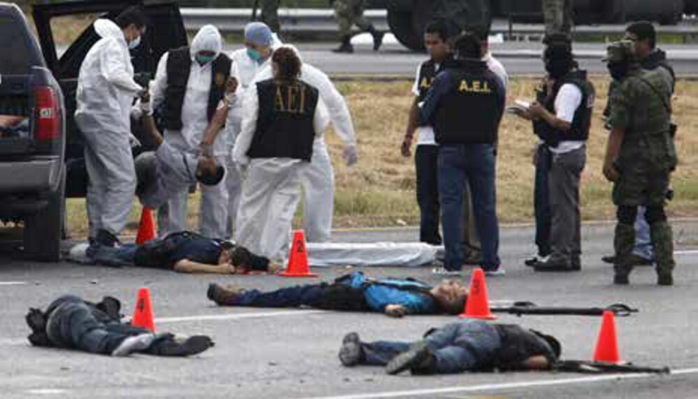 BLODIG DUELL: Fem leiemordere fra en narkobande havnet i en skyteduell med soldater på en motorvei i Juarez-distriktet ¿ og tapte. Tre politimenn ble arrestert rett etterpå, mistenkt for å ha vært på lønningslista til skurkene.