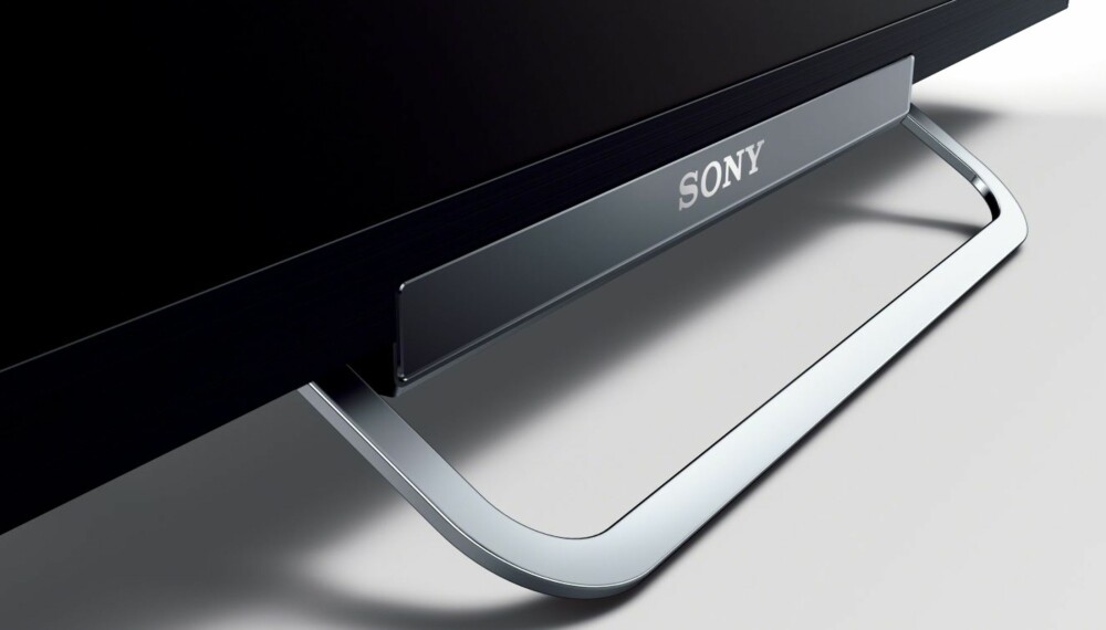ELEGANT: Sony KDL-42W653A har en elegant fot.