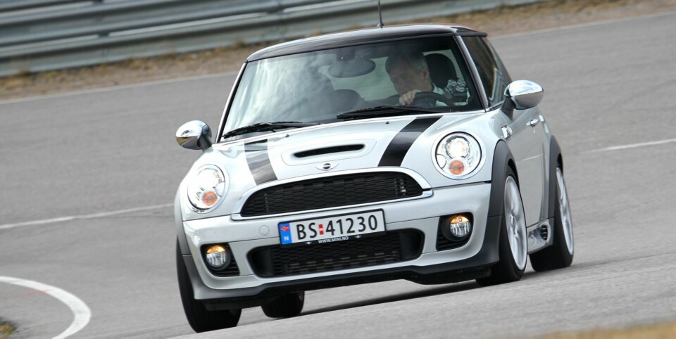 RASK OG GJERRIG: Mini Cooper S er lynrask, men likevel gjerrig: 1598 cm³, 184 hk, 260 Nm, 0-100 km/t 7,0 sek., toppfart 228 km/t, testforbruk 0,63 l/mil. FOTO: Petter Handeland