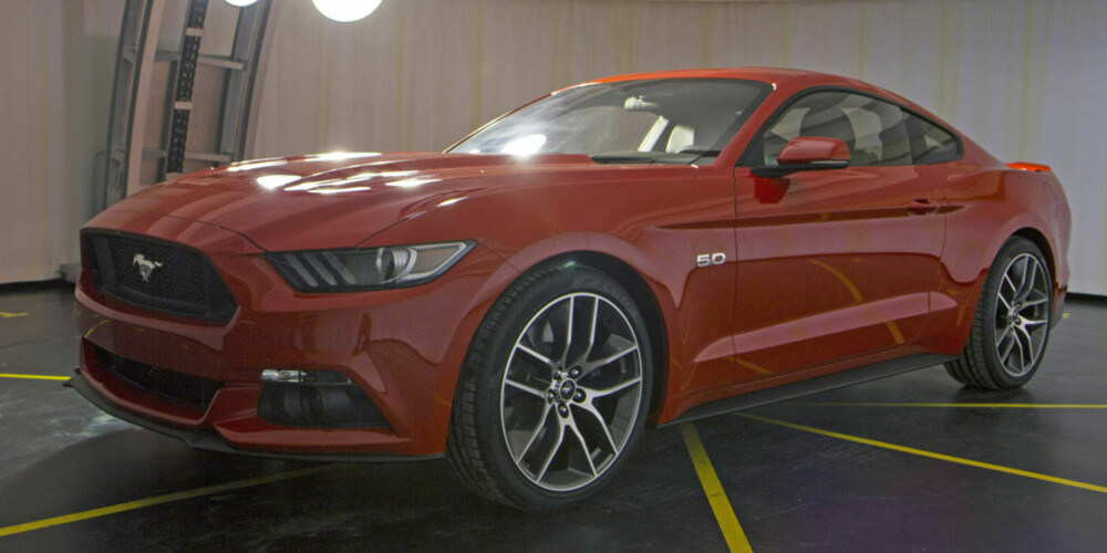 MED FIRE SYLINDRE: For første gang kommer ikoniske Ford Mustang til Europa gjennom det Fords eget forhandlernettverk. FOTO: Ford