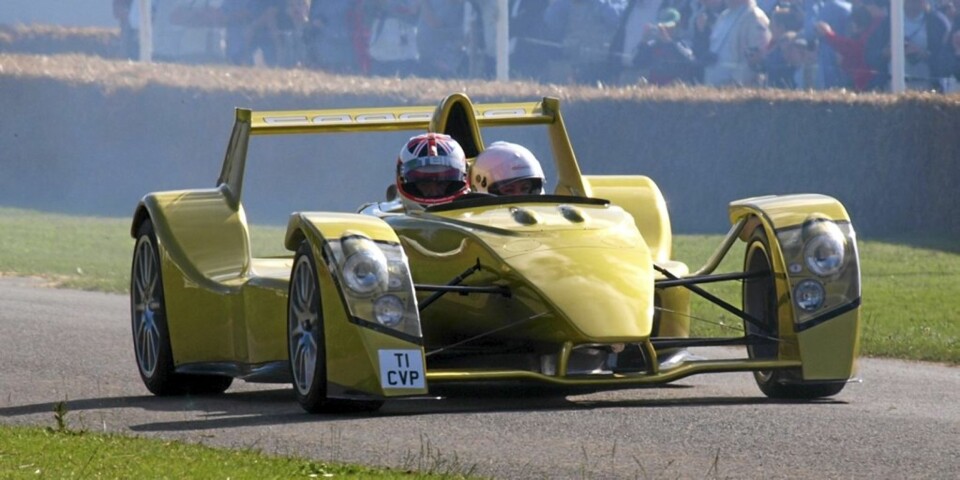 CAPARO T1: 583 hester og 420 newtonmeter er rimelig sprøtt i seg selv - men nå du stapper en motor med disse ytelsene ned i en bil som ikke veier mer enn 550 kilo blir det rett og slett sinnssykt. Caparo er en engelskbygget racerbil med skilt. I utgangspunktet skulle den være relativt billig, men prislappen på drøye to millioner før norske avgifter gjør den ikke akkurat til den billigste bilen i landet.