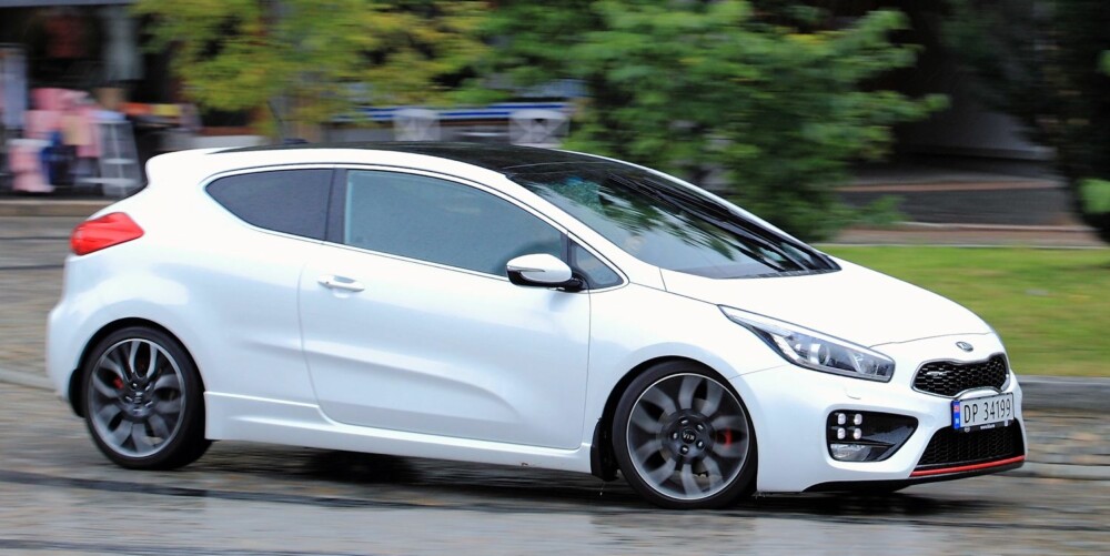 LANGTRUKKEN: Linjene er lange på Kia Pro_Cee'd GT. Bilen er designet i Tyskland av formgivere Kia har hentet fra toneangivende merker. FOTO: Egil Nordlien, HM Foto LANGTRUKKEN: Linjene er lange på Kia Pro_Cee'd GT. Bilen er designet i Tyskland av formgivere Kia har hentet fra toneangivende merker. FOTO: Egil Nordlien, HM Foto