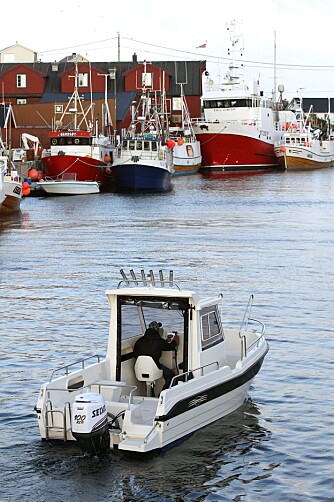 TUR OG FISKE: Dolmøy 230 Fisker er utviklet med tanke på fiske, men den egner seg også veldig godt som en allværs-turbåt. FOTO: Petter Handeland