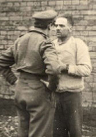 Britene, mange av dem jødiske flyktninger, ga ham en blodig nese under arrestasjonen. Han ser unektelig spak ut.