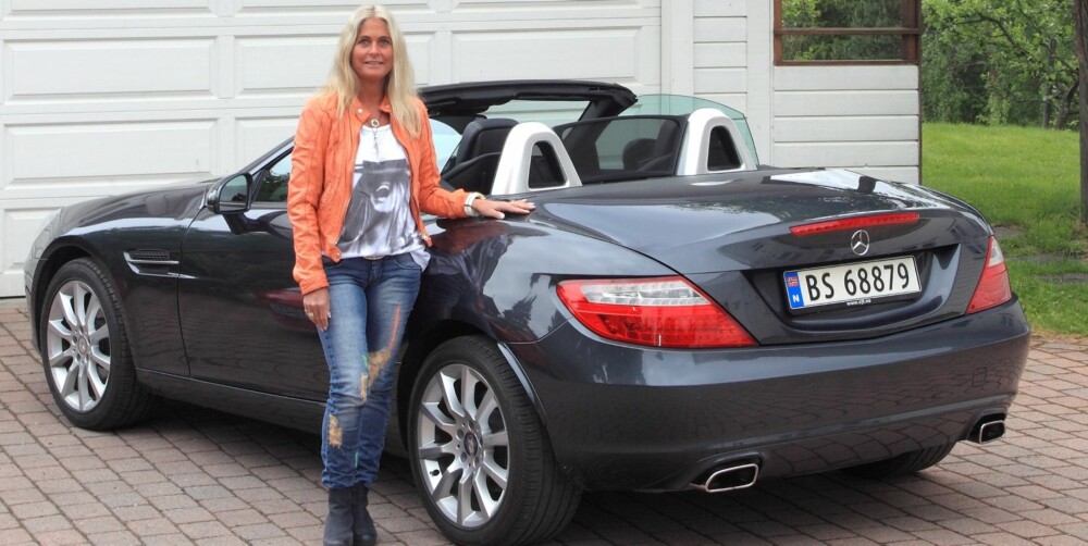 GODE GRUNNER: Hilde Cecilie Bugge er godt fornøyd med sin Mercedes-Benz SLK 200. Et stort utvalg biler og prisbesparelse på ca. 10 prosent var to gode grunner for å importere bilen fra Tyskland. FOTO: Egil Nordlien, HM Foto