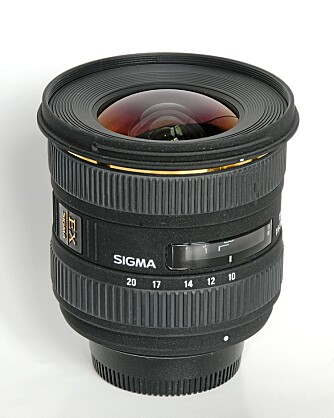 VIDVINKEL: Med et skikkelig vidvinkelobjektiv er det lettere å ta gode stjernespor-bilder, som for eksempel dette 10-20mm-objektivet fra Sigma.