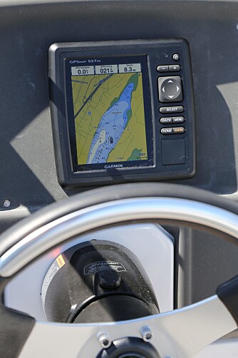 FIN MONTERING:Den nye Garmin527xs har en nett design som passerinn selv i mindrebåter. Denkan monteres i bøyle, helt flatt i dashbordet eller som her i en normal innfelling. FOTO: Terje Bjørnsen FIN MONTERING:Den nye Garmin527xs har en nett design som passerinn selv i mindrebåter. Denkan monteres i bøyle, helt flatt i dashbordet eller som her i en normal innfelling. FOTO: Terje Bjørnsen